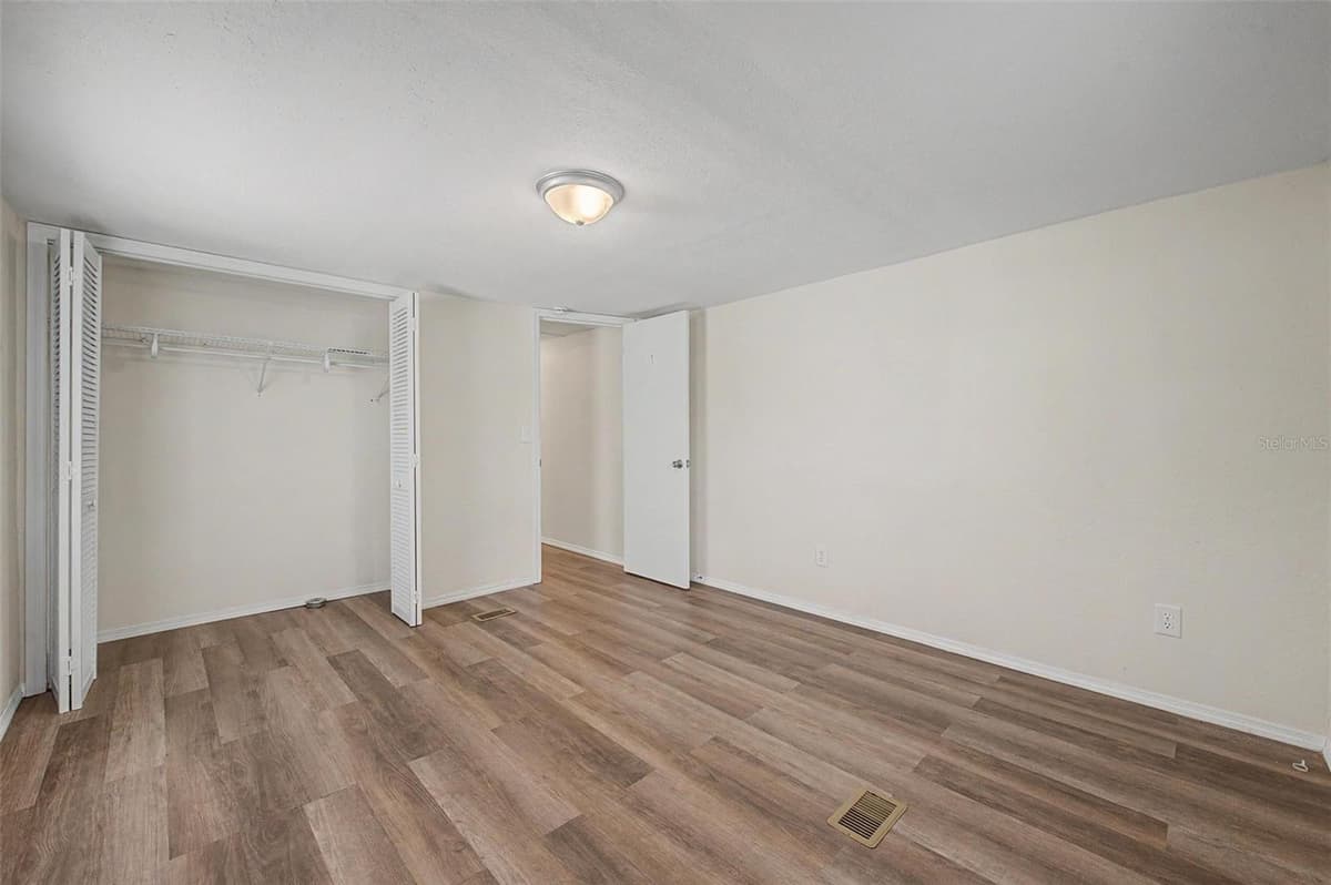 7338 FIRST LOOP AVENUE — photo 11 of 37