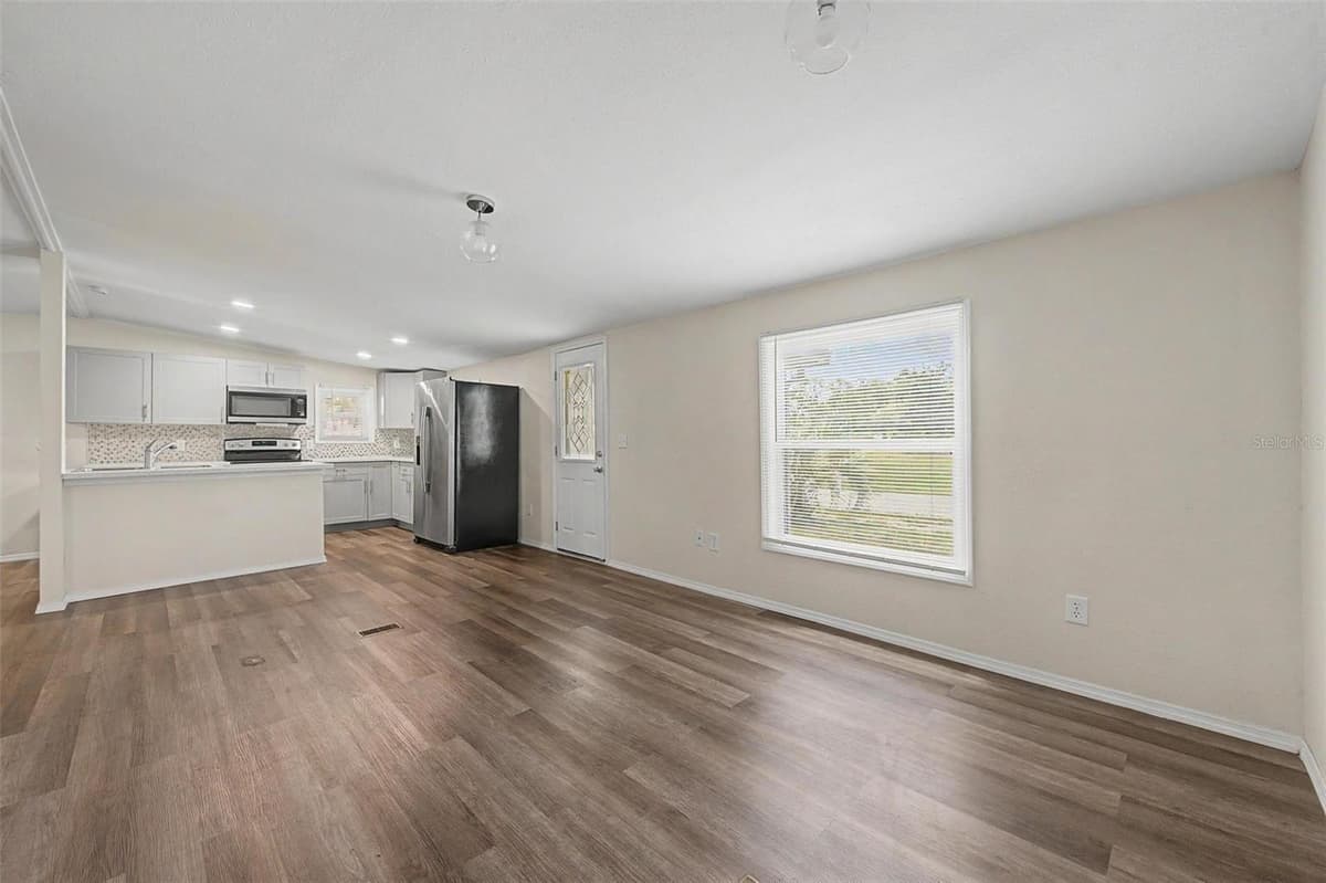 7338 FIRST LOOP AVENUE — photo 7 of 37