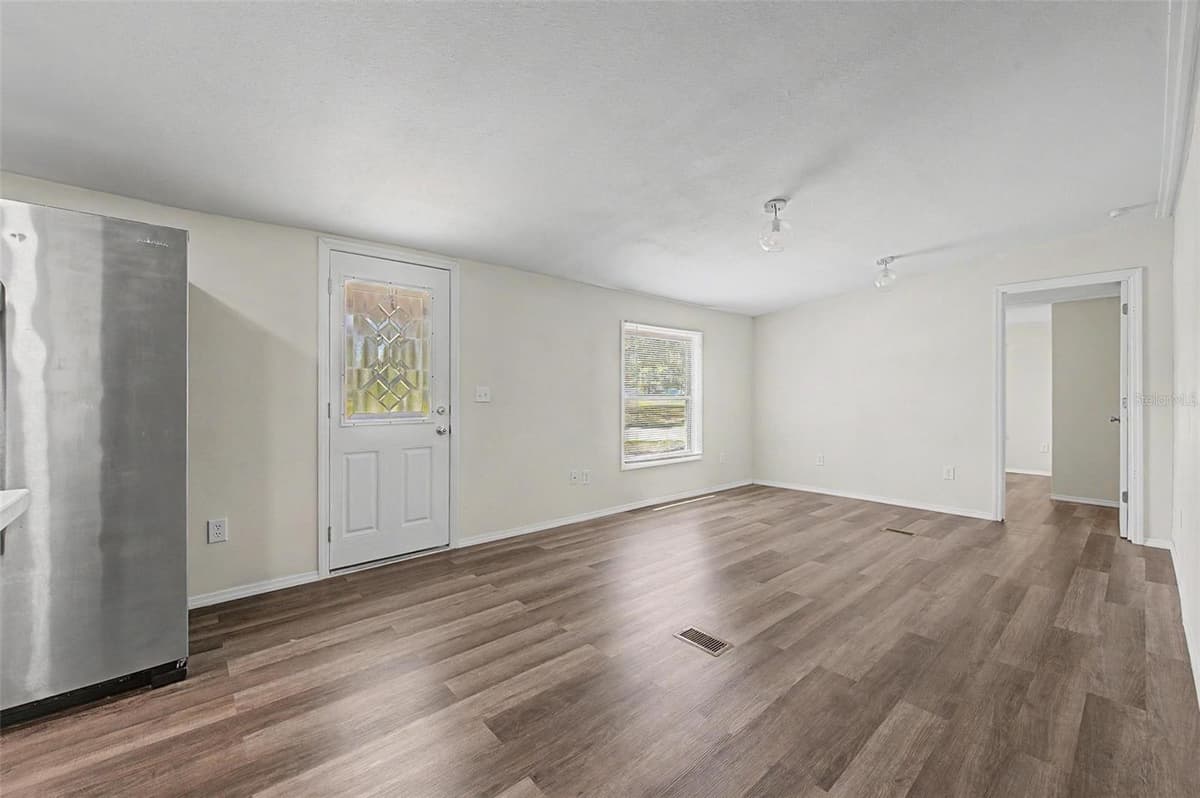 7338 FIRST LOOP AVENUE — photo 12 of 37