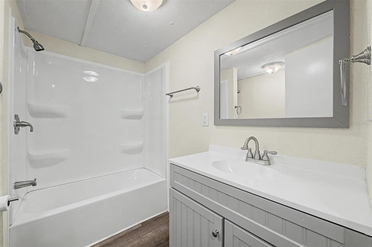 7338 FIRST LOOP AVENUE — photo 13 of 37