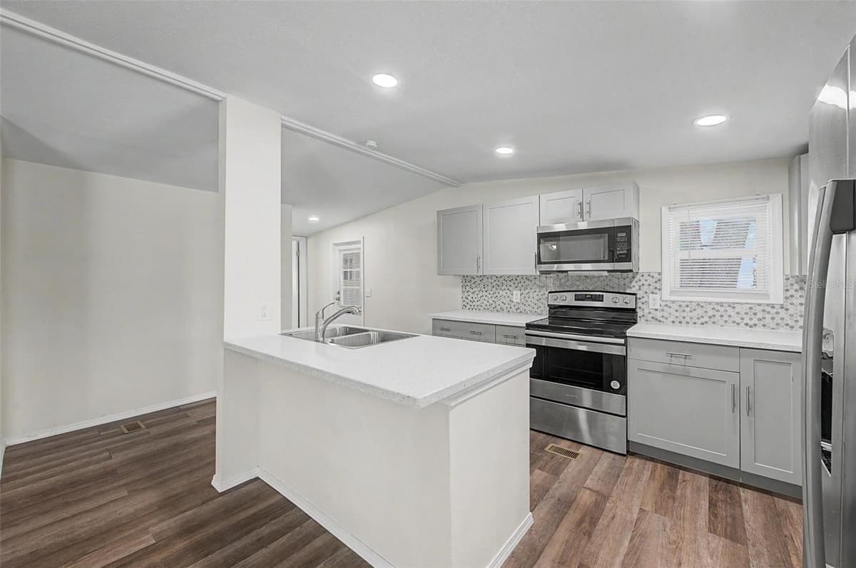 7338 FIRST LOOP AVENUE — photo 25 of 37