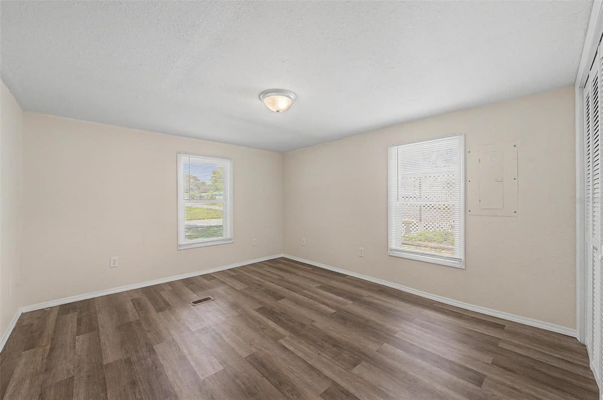 7338 FIRST LOOP AVENUE — photo 10 of 37
