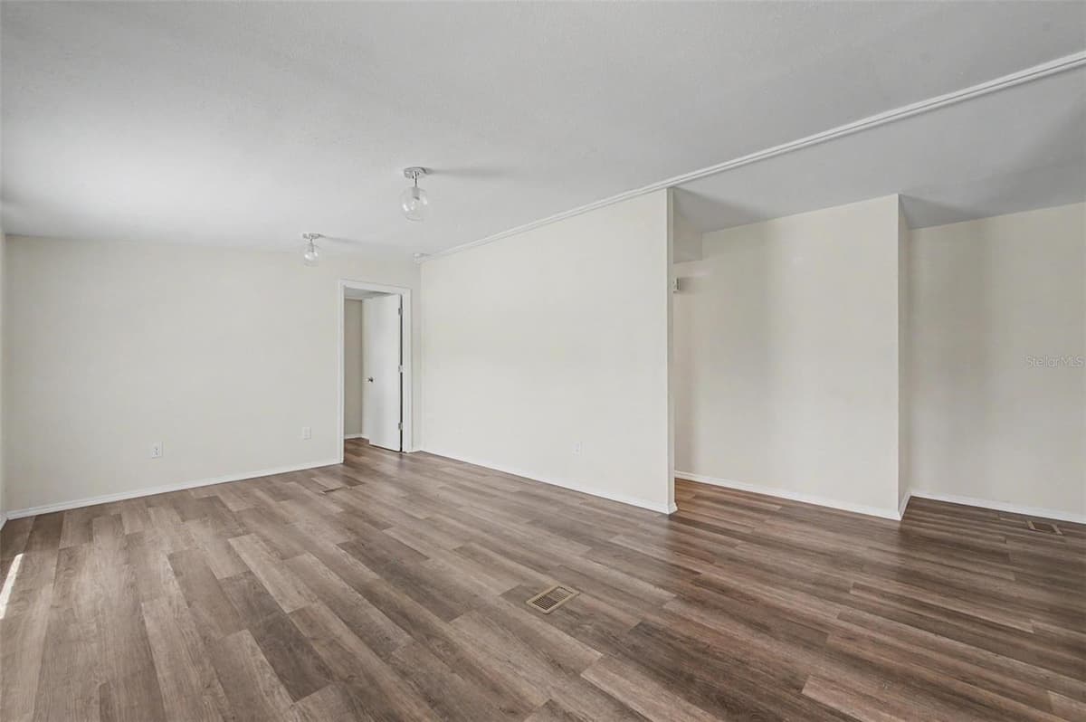 7338 FIRST LOOP AVENUE — photo 8 of 37