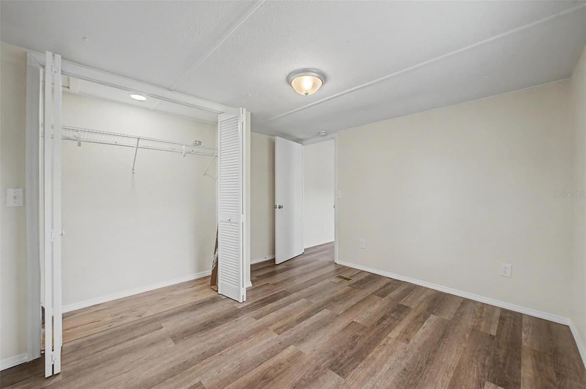 7338 FIRST LOOP AVENUE — photo 5 of 37