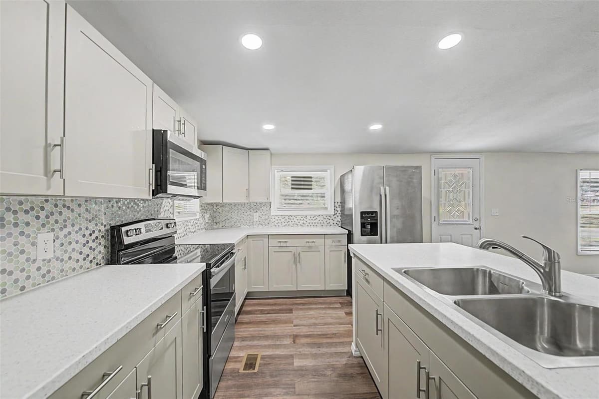 7338 FIRST LOOP AVENUE — photo 22 of 37