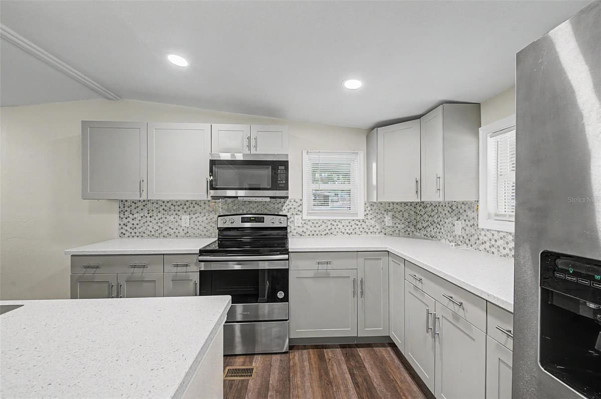 7338 FIRST LOOP AVENUE — photo 24 of 37