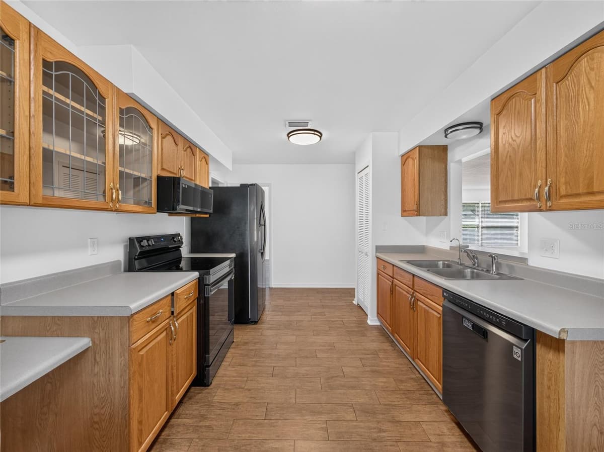 811 HARBOUR COURT — photo 5 of 29