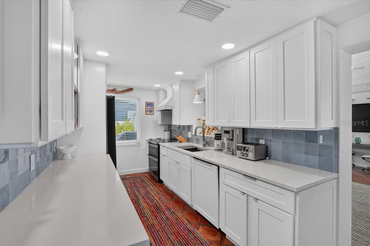 6203 HOLMES BOULEVARD — photo 18 of 66