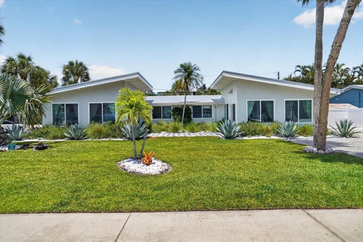 6203 HOLMES BOULEVARD — photo 5 of 66
