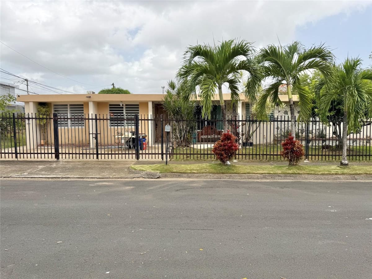 33 CALLE DIEGO SALCEDO — photo 1 of 60