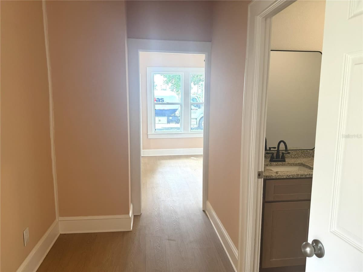 904 MOODY BOULEVARD — photo 10 of 31
