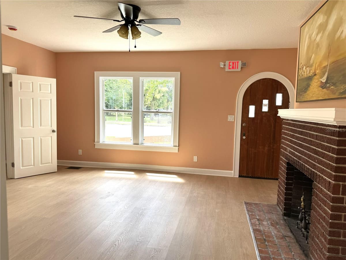 904 MOODY BOULEVARD — photo 3 of 31
