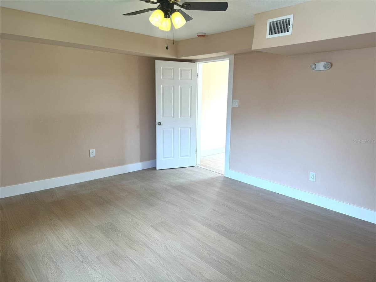 904 MOODY BOULEVARD — photo 13 of 31