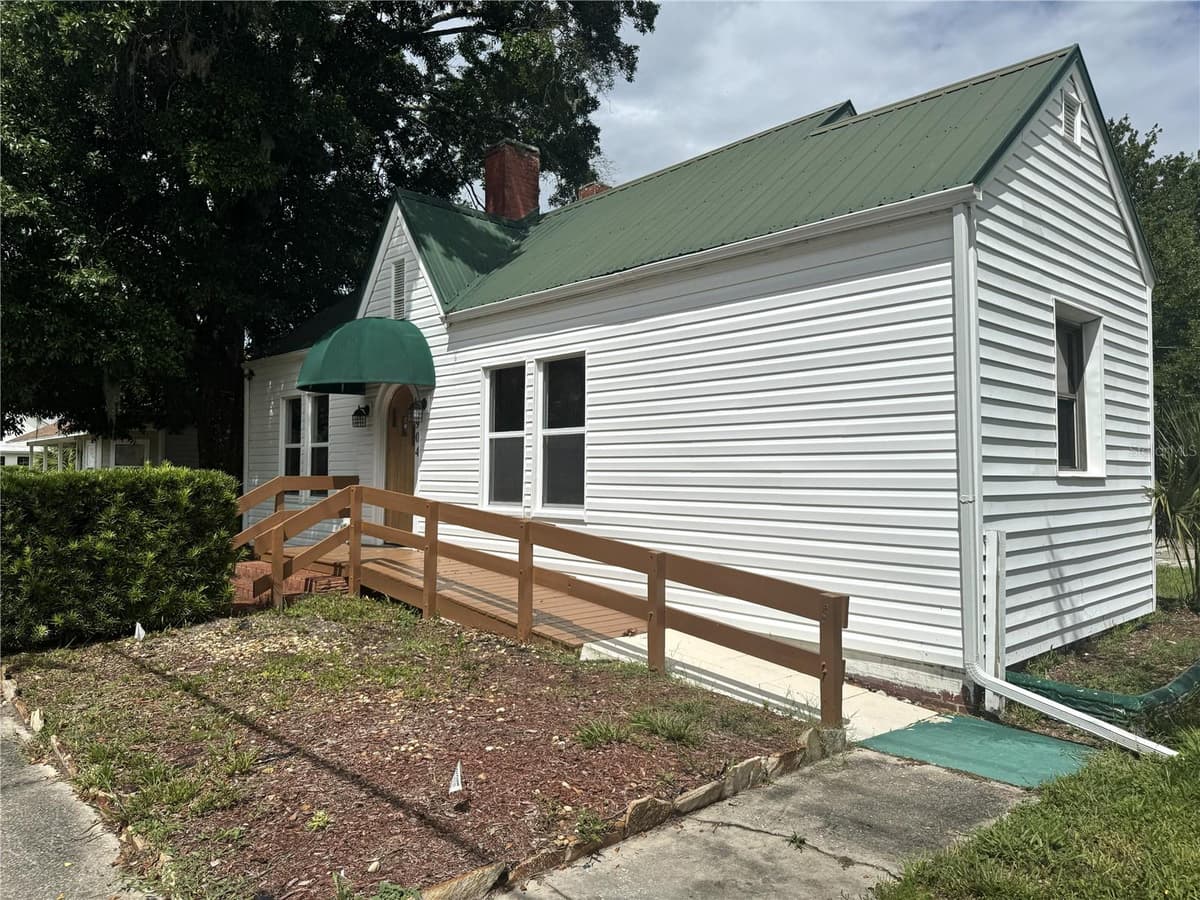 904 MOODY BOULEVARD — photo 1 of 31