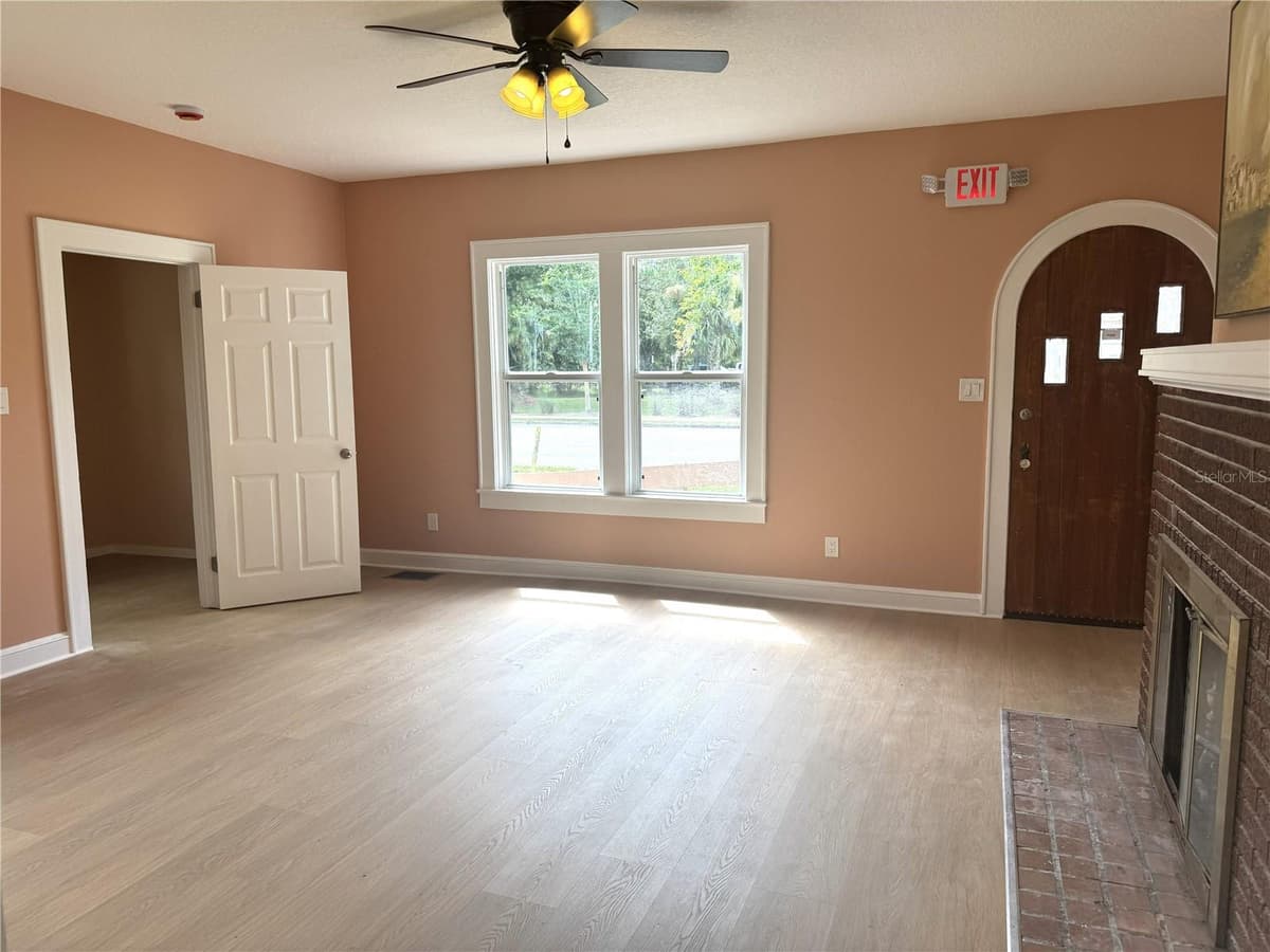 904 MOODY BOULEVARD — photo 5 of 31