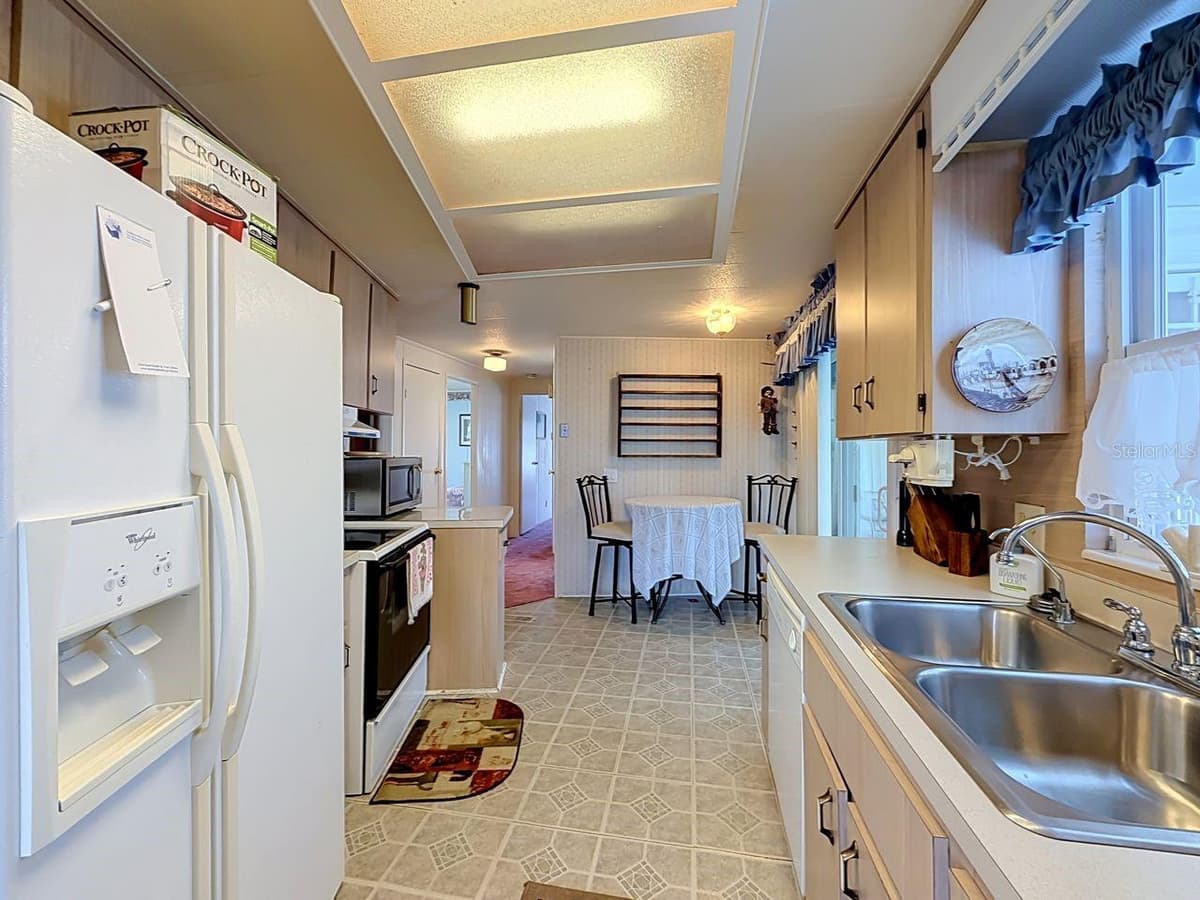 176 SUNSET DRIVE — photo 19 of 42