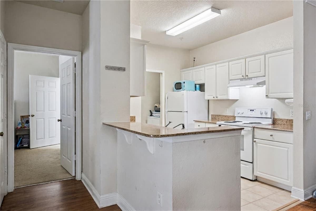 200 SOUTHERN PECAN CIRCLE — photo 10 of 39