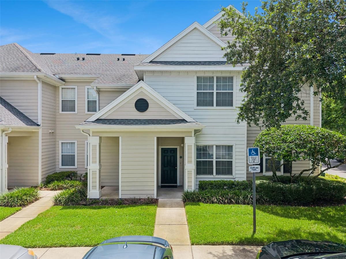 200 SOUTHERN PECAN CIRCLE — photo 1 of 39