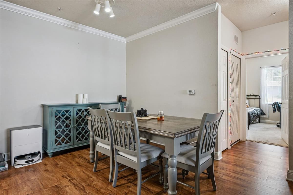 200 SOUTHERN PECAN CIRCLE — photo 6 of 39