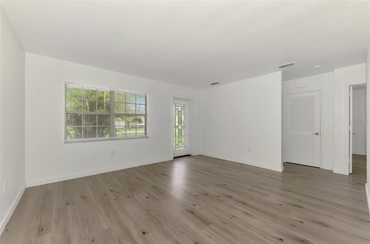 2136 BRUECKNER DRIVE — photo 6 of 35