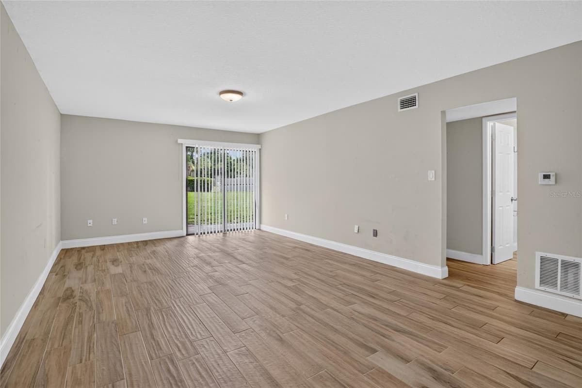 145 SCOTTSDALE SQUARE — photo 10 of 33