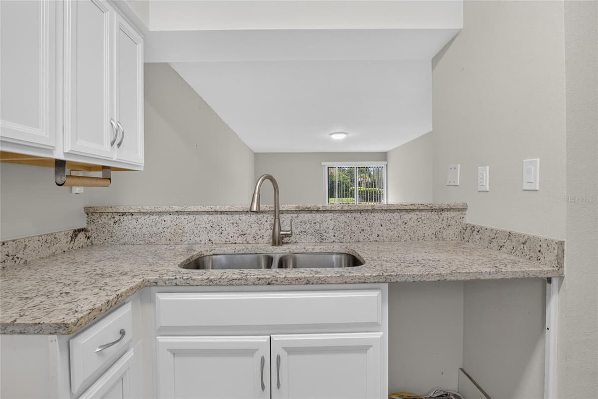 145 SCOTTSDALE SQUARE — photo 6 of 33