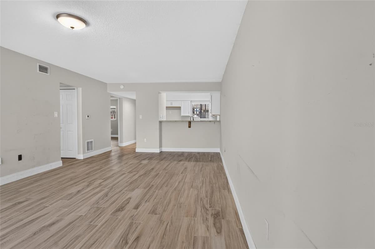 145 SCOTTSDALE SQUARE — photo 12 of 33