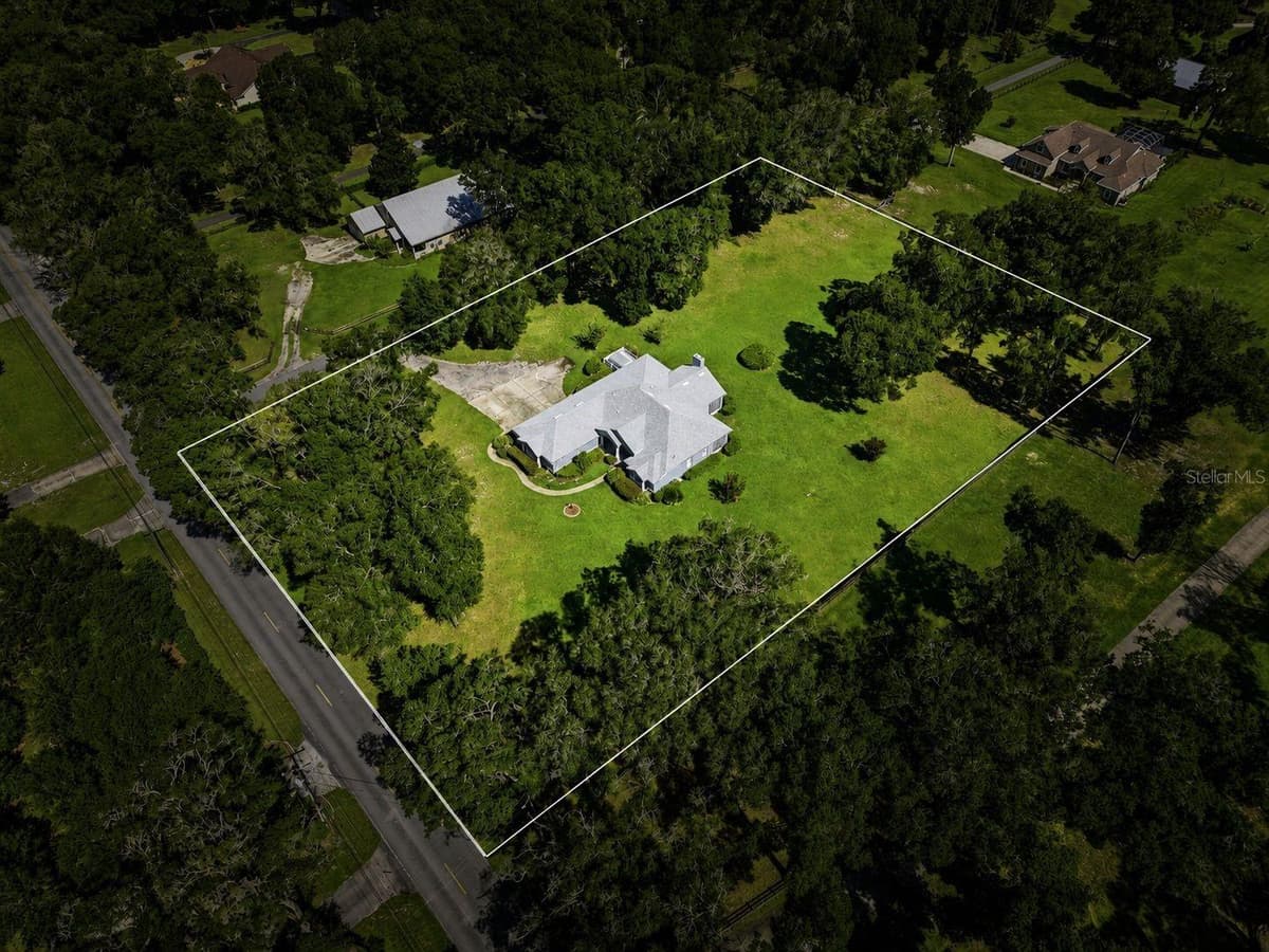 2111 SUN VALLEY LANE — photo 4 of 51