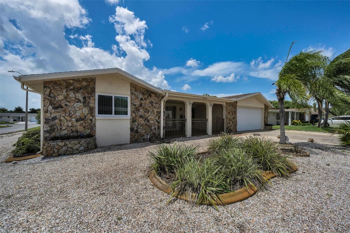 5834 EMBAY AVENUE — photo 4 of 55