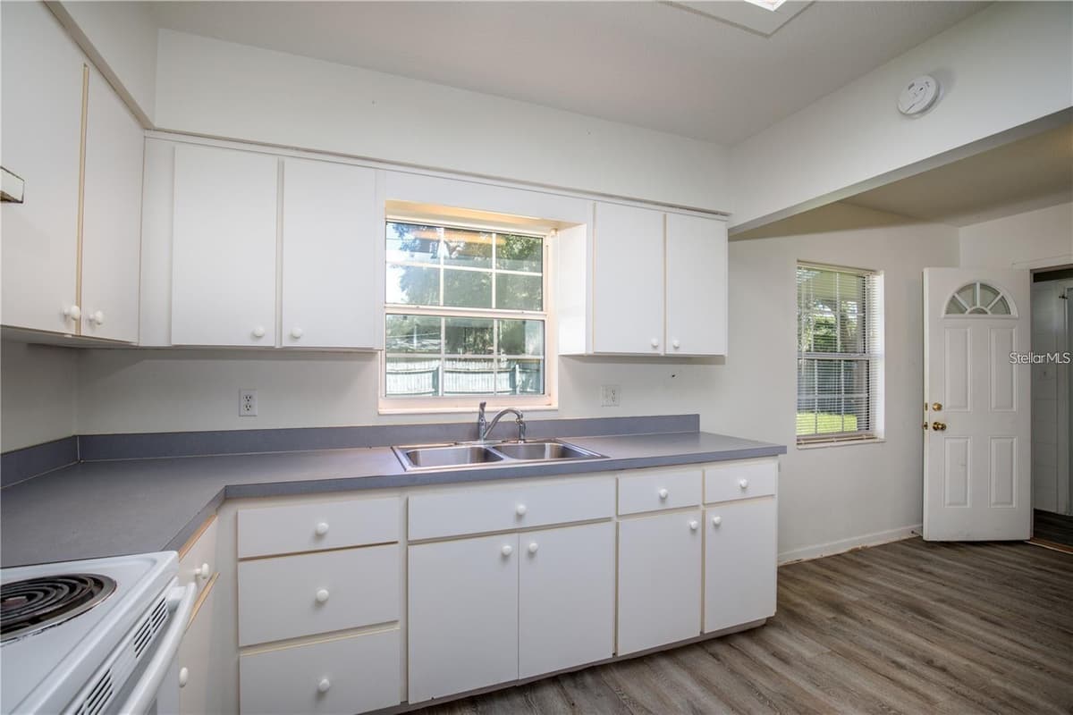 25525 COLMAR AVENUE — photo 14 of 15