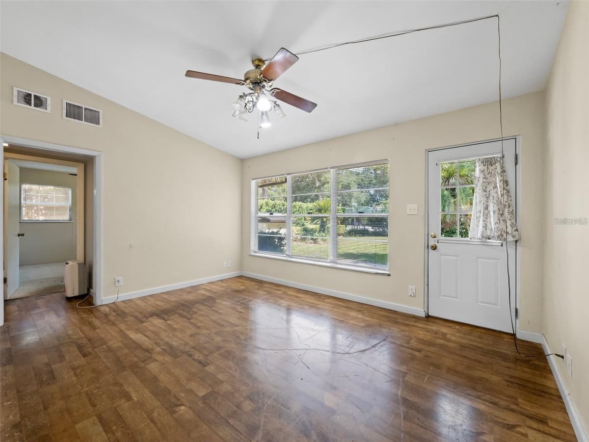25519 COLMAR AVENUE — photo 4 of 13