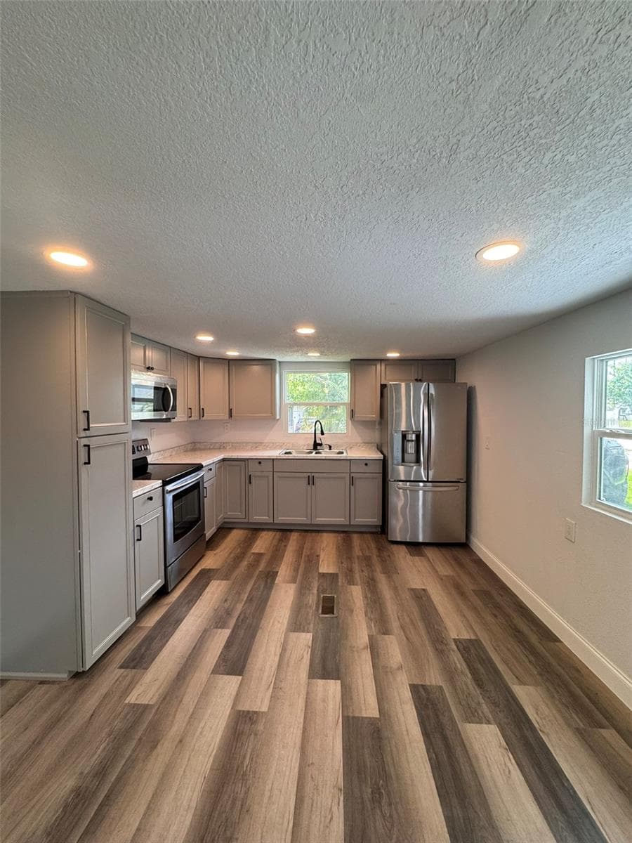 904 ROBINSON AVENUE — photo 4 of 21