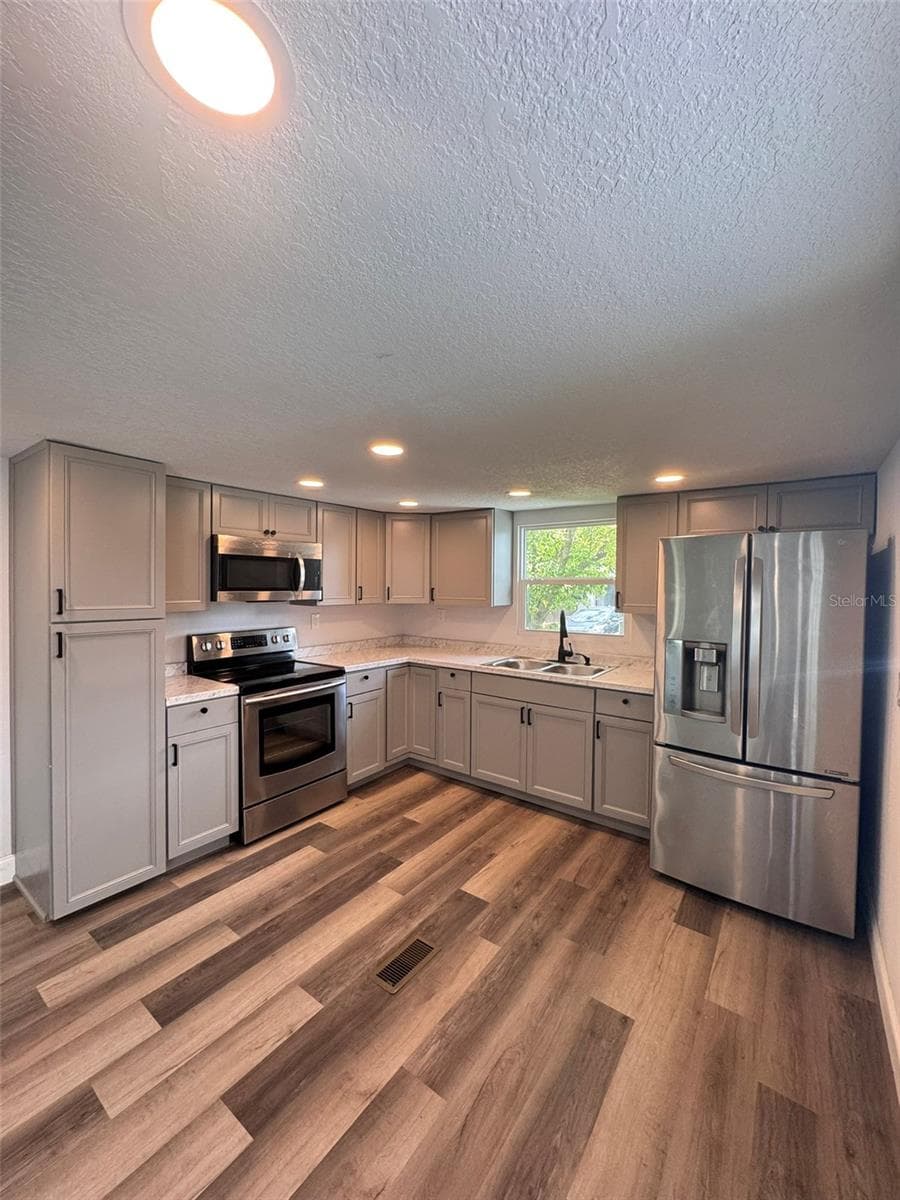 904 ROBINSON AVENUE — photo 3 of 21