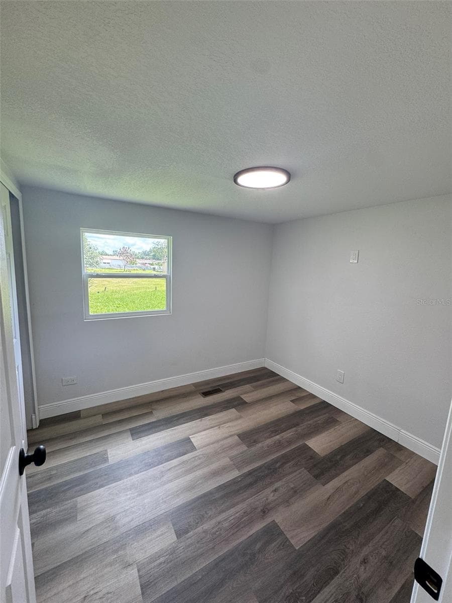 904 ROBINSON AVENUE — photo 5 of 21