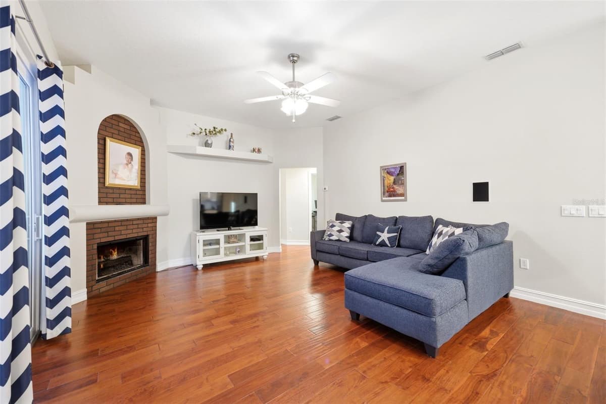 4710 BASSWOOD STREET — photo 10 of 73