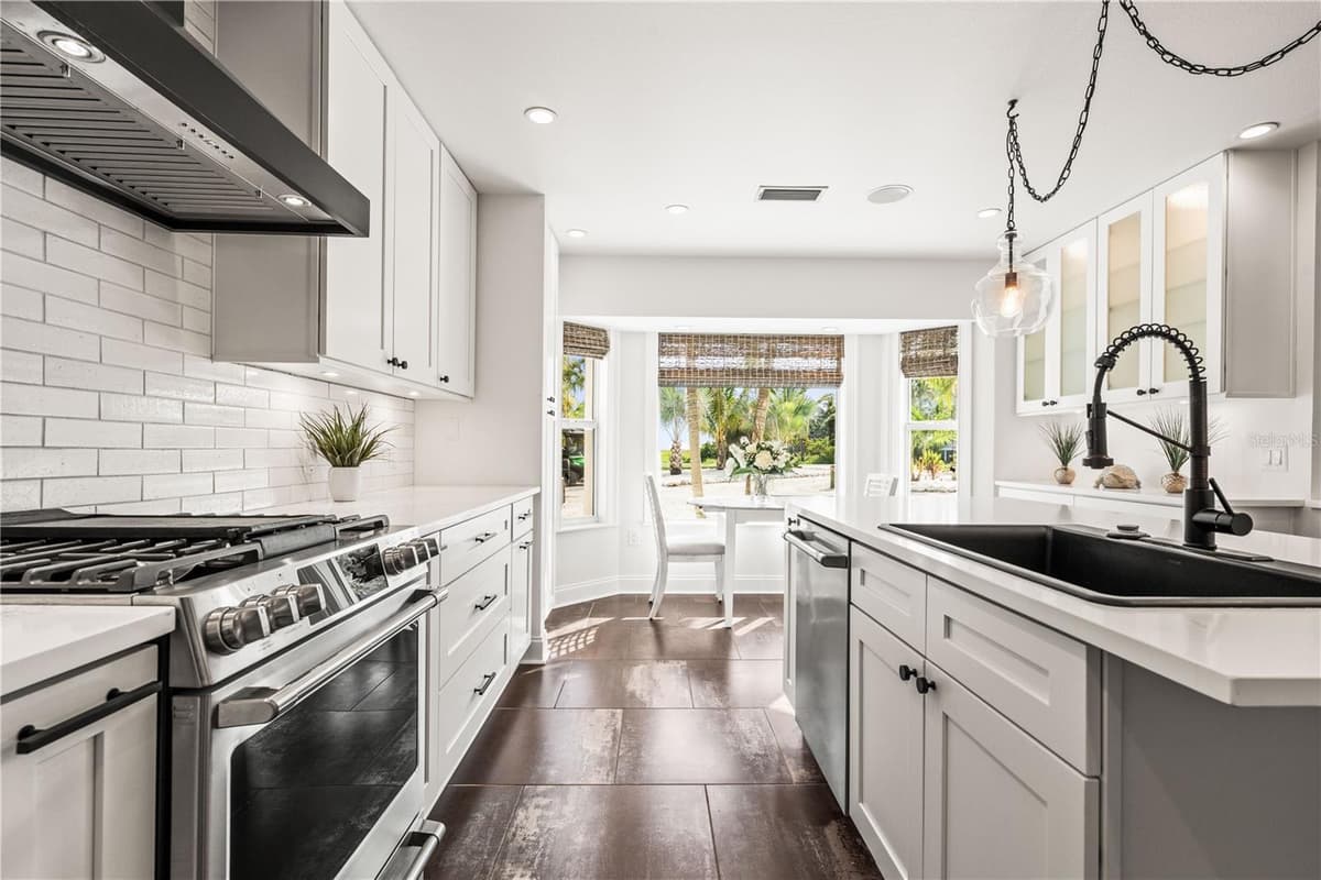 550 GULF BOULEVARD — photo 14 of 84