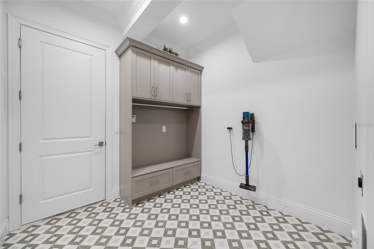 2623 PARKVIEW STREET — photo 12 of 98