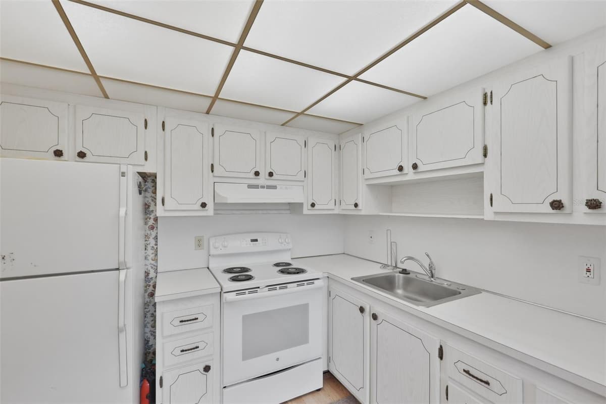 1811 BEDFORD LANE — photo 4 of 48