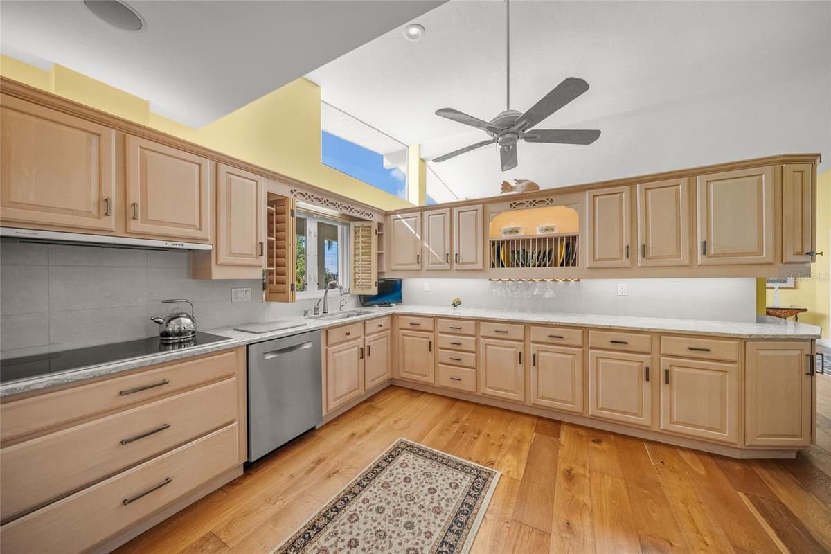 7616 COVE TERRACE — photo 14 of 44