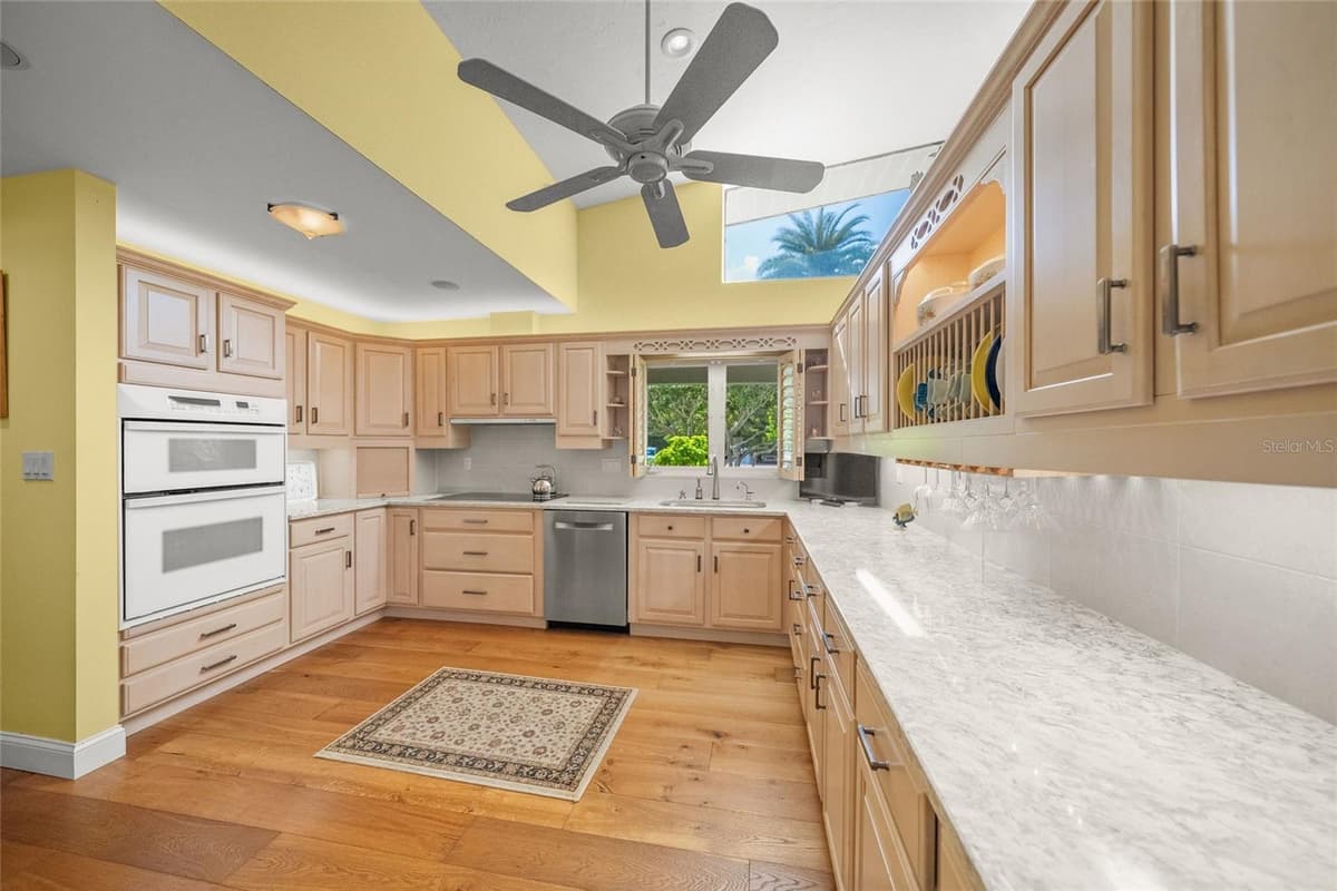 7616 COVE TERRACE — photo 13 of 44