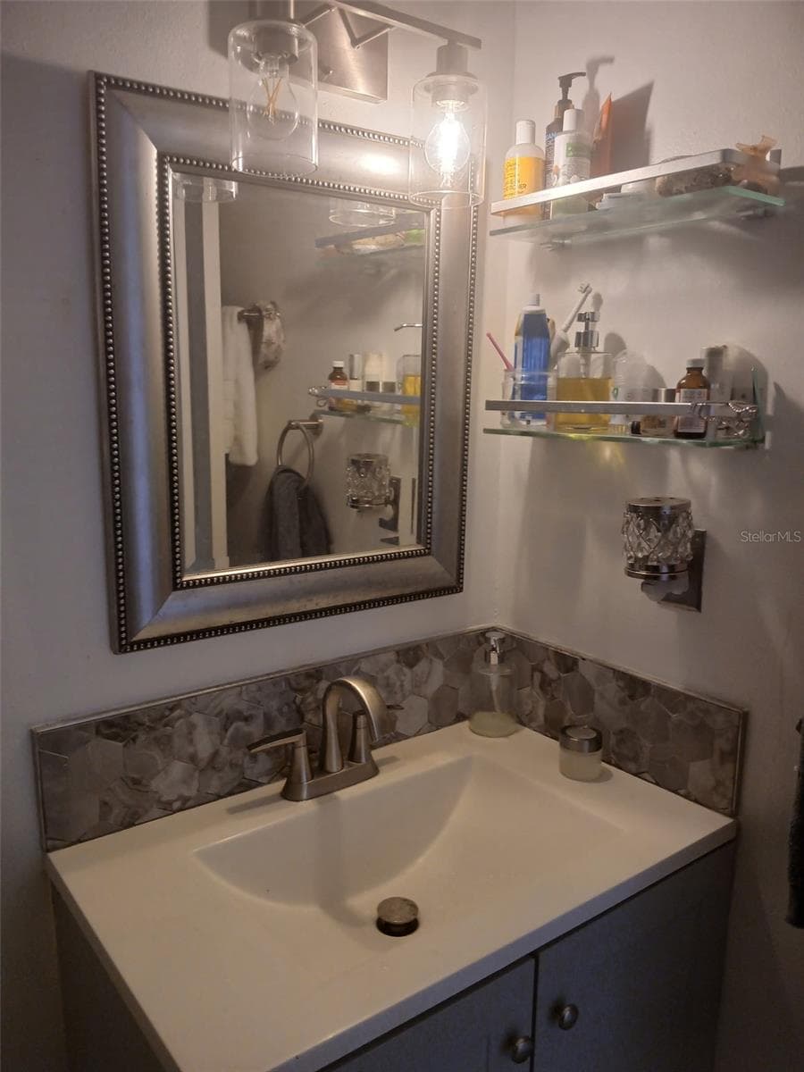 411 DORCHESTER SQUARE — photo 12 of 21