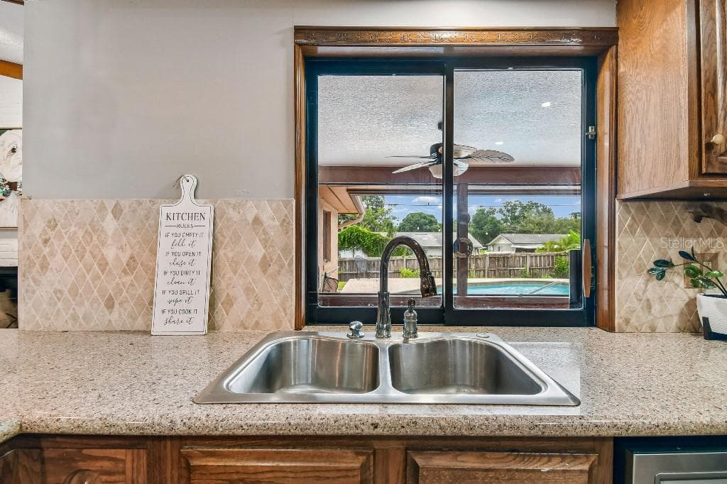 507 FERNWOOD DRIVE — photo 12 of 41