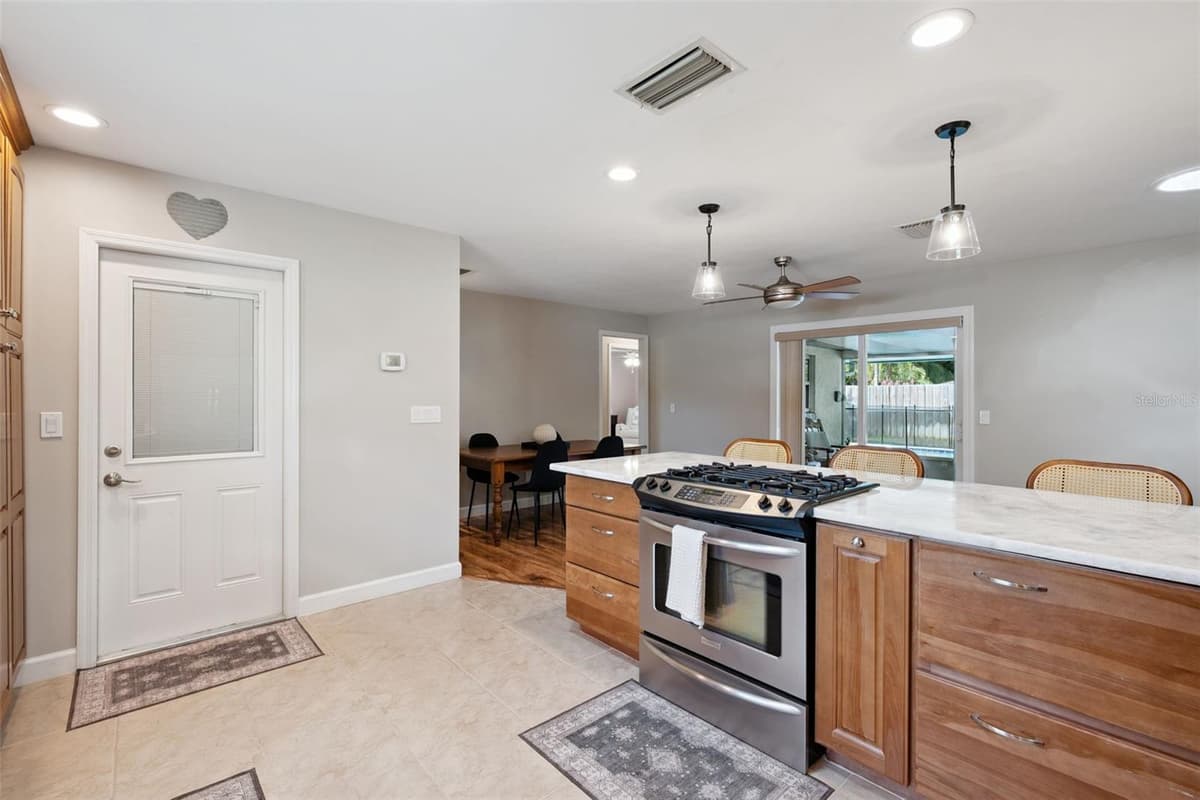 102 ASPEN PLACE — photo 8 of 23