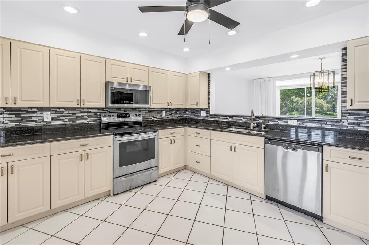 6101 34TH STREET — photo 7 of 46