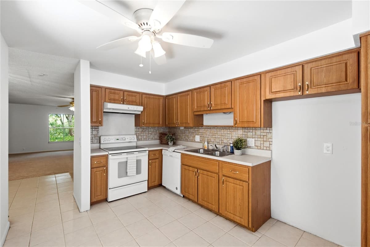 520 WINDMEADOWS STREET — photo 11 of 46