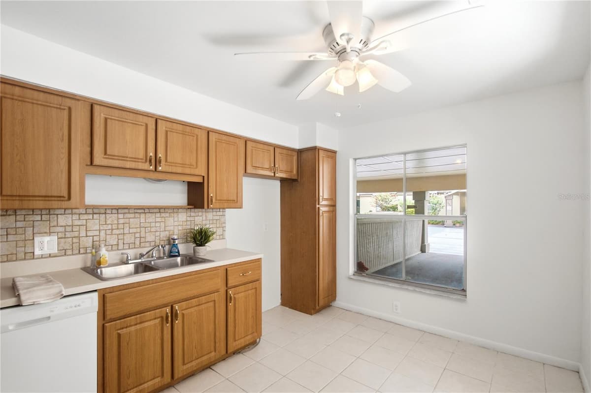 520 WINDMEADOWS STREET — photo 8 of 46