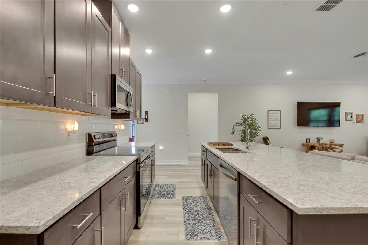 32 CARNATION COURT — photo 14 of 50