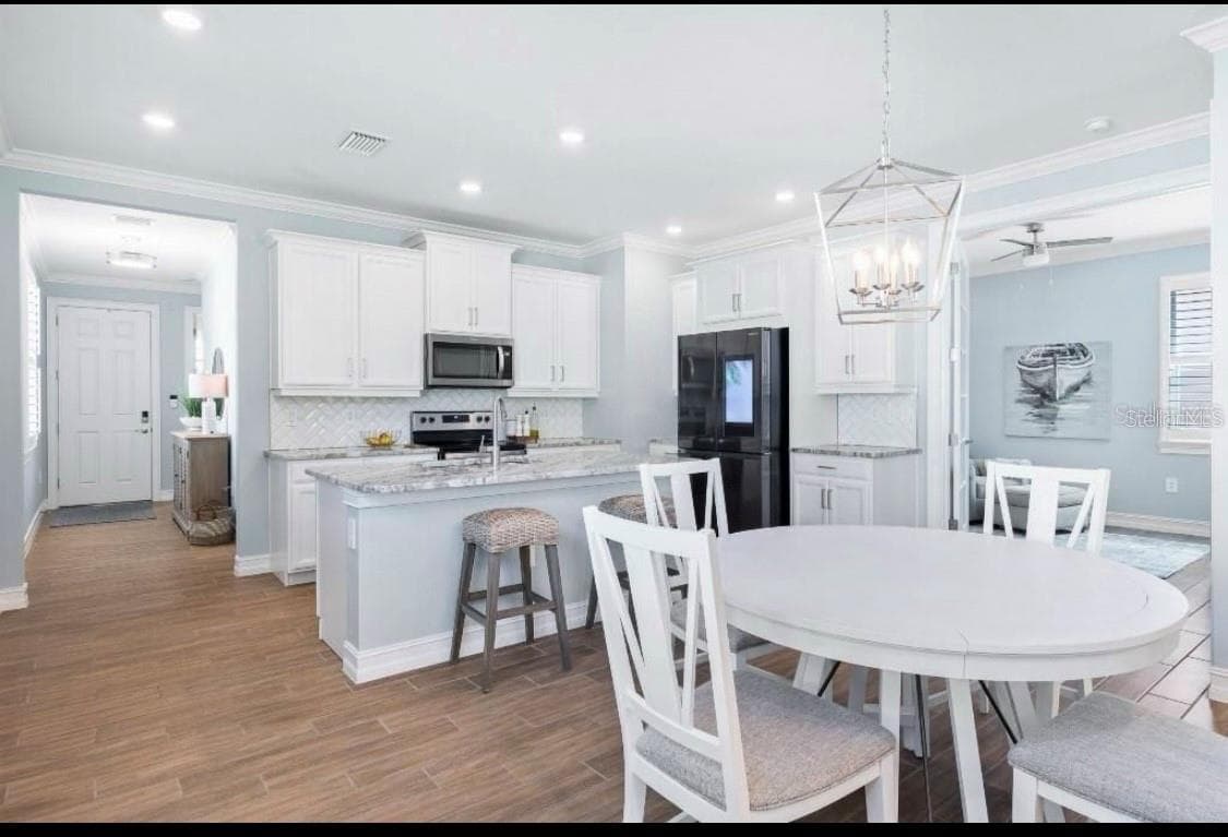 200 SOLIERA STREET — photo 10 of 25