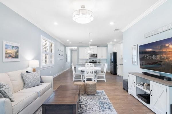 200 SOLIERA STREET — photo 11 of 25