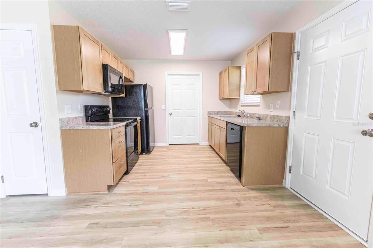 2270 SUANEE AVENUE — photo 10 of 35